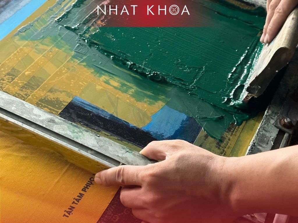 In lụa là phương pháp in logo lên áo thun HCM truyền thống và phổ biến