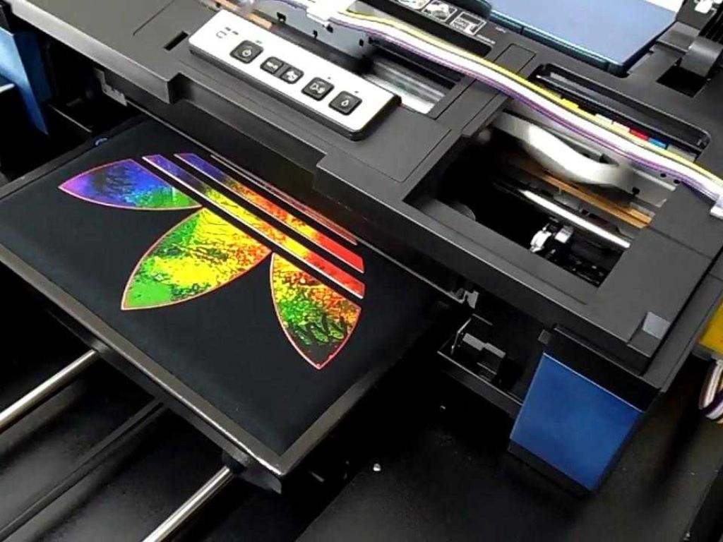 Máy in DTG sẽ phun mực gốc nước trực tiếp lên bề mặt vải áo thun