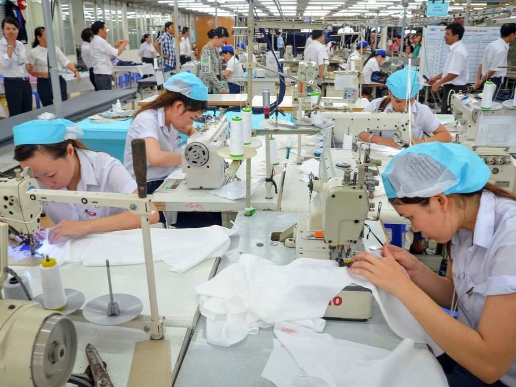 Các chi tiết vải đã cắt được phân loại và chuyển đến các công đoạn