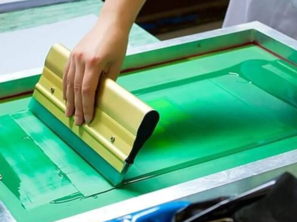 Áo bán thành phẩm được chuyển đến bộ phận in lụa