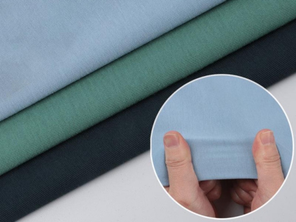 Bạn nên dùng tay để kiểm tra độ co giãn của chất liệu vải thun cotton