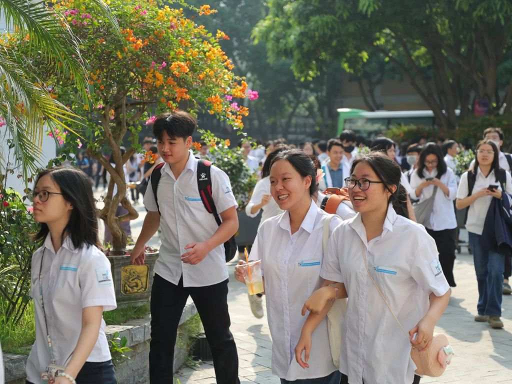 Quần áo học sinh thường là quần tây áo trắng
