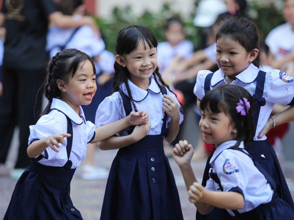 Chân váy được đính 3 nút khoa để tạo điểm nhấn