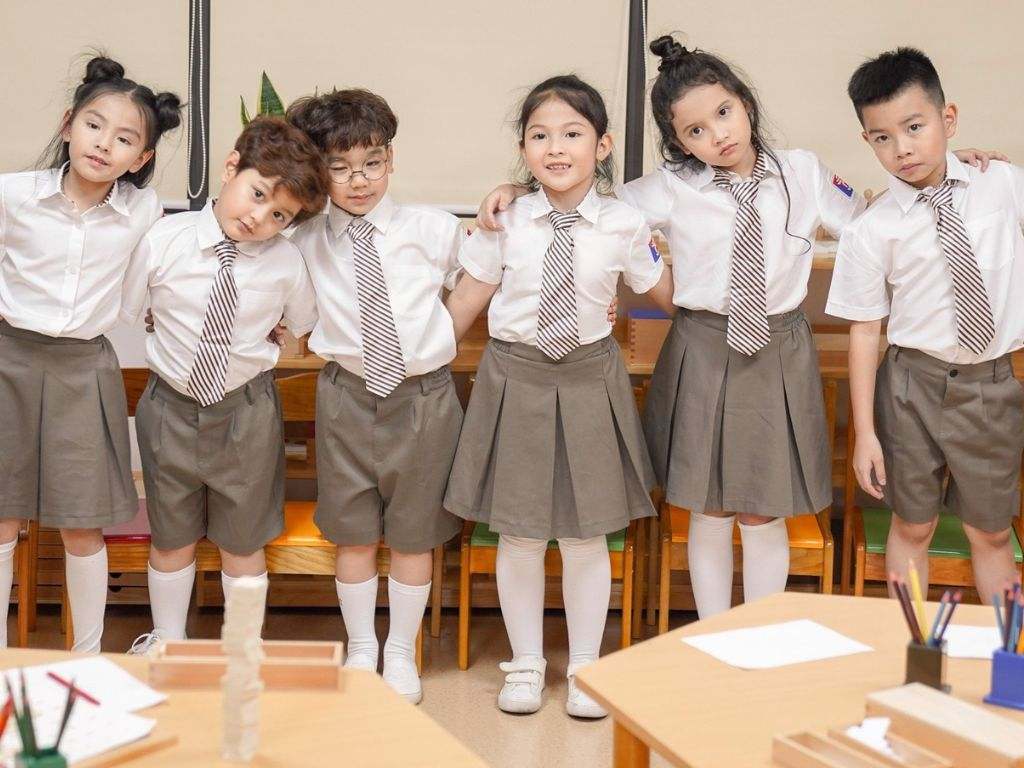 Chân váy dài qua gối phù hợp khi đi học