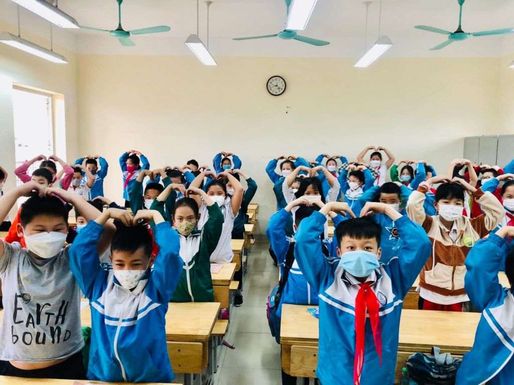 Sử dụng áo khoác gió trông trẻ gọn gàng hơn