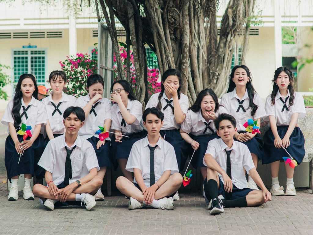 Một đôi giày thể thao được phối với áo sơ mi trắng