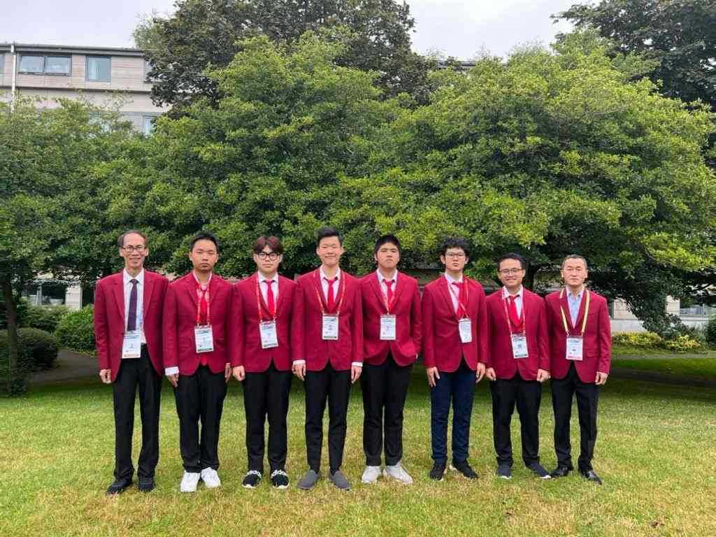 Quần tây là kiểu dáng phổ biến trong môi trường giáo dục chính quy