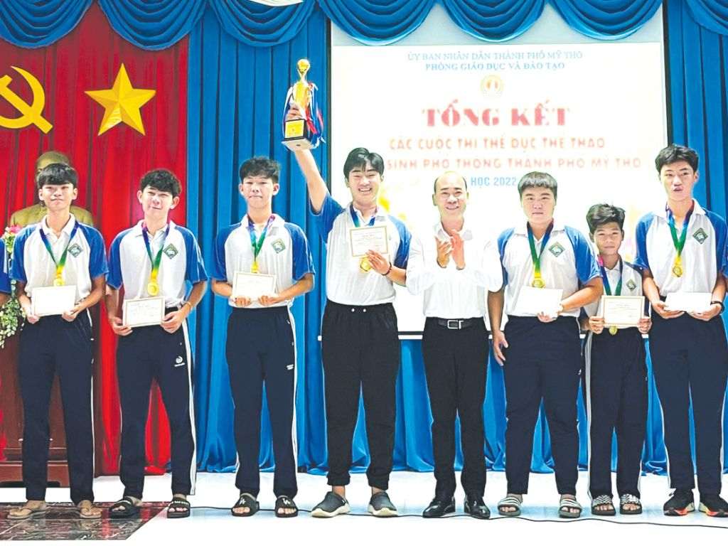 Quần thun dài với kiểu dáng thể thao đặc trưng của quần học sinh