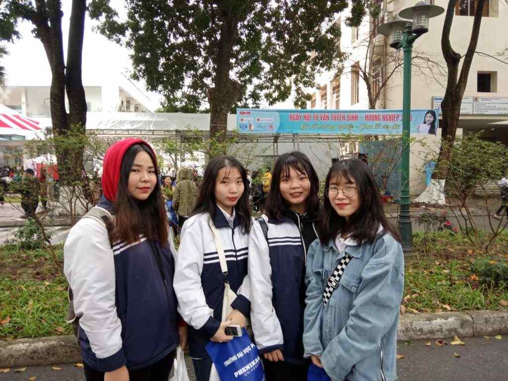 Kết hợp túi với áo khoác nữ học sinh cấp 2 trông rất dễ thương