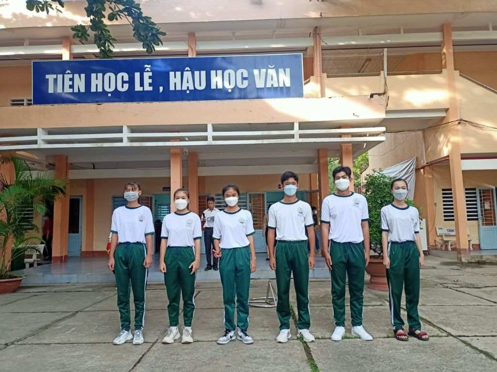 Bộ quần xanh áo trắng cần đảm bảo sự thoải mái cho trẻ