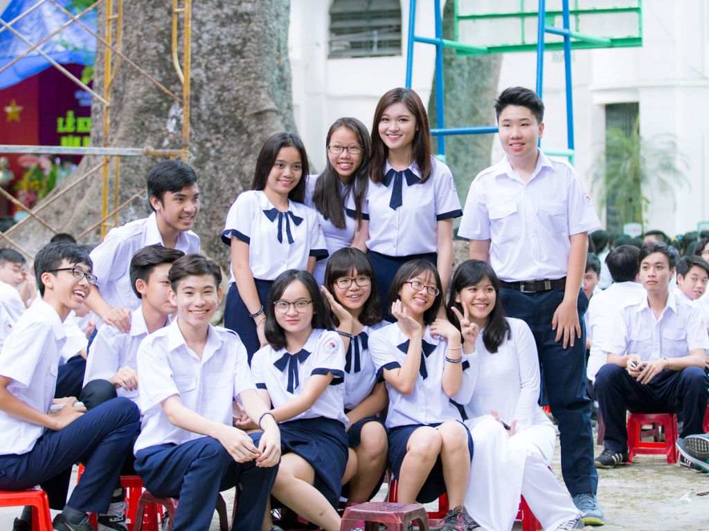 Quần tây xanh kết hợp với áo sơ mi trắng trông hài hòa