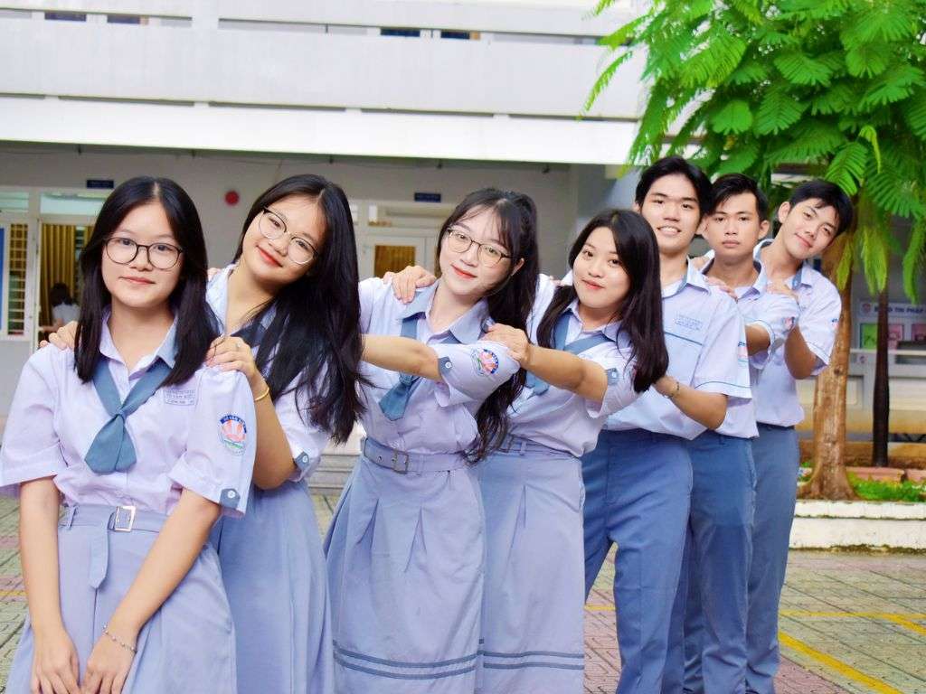 Quần xanh áo trắng nên được thiết kế đơn giản