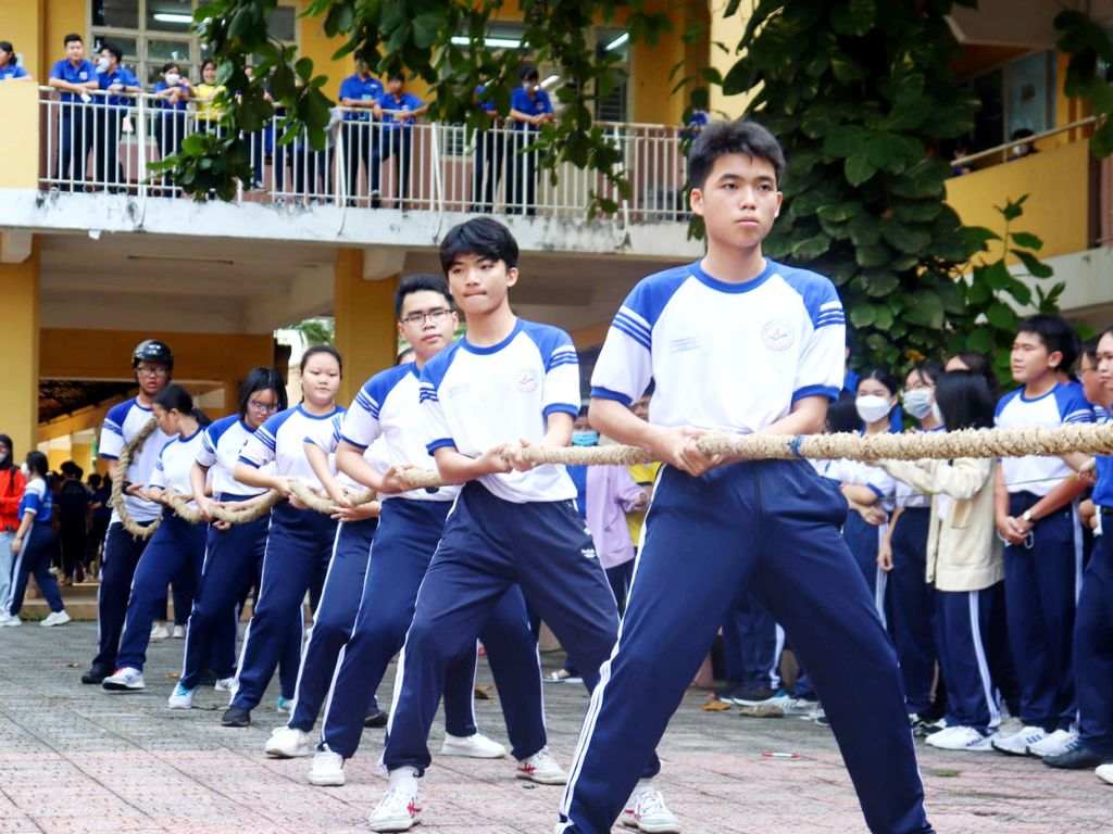 Giày thể thao phối với quần xanh áo trắng trông rất gọn gàng