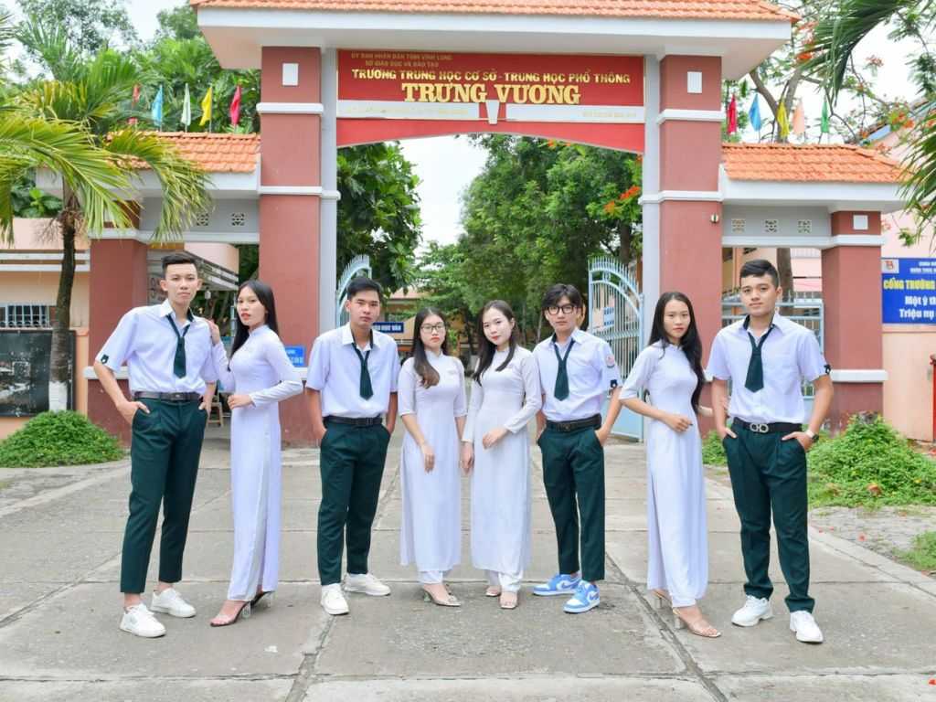 Bộ quần xanh áo trắng được phối hợp hài hòa