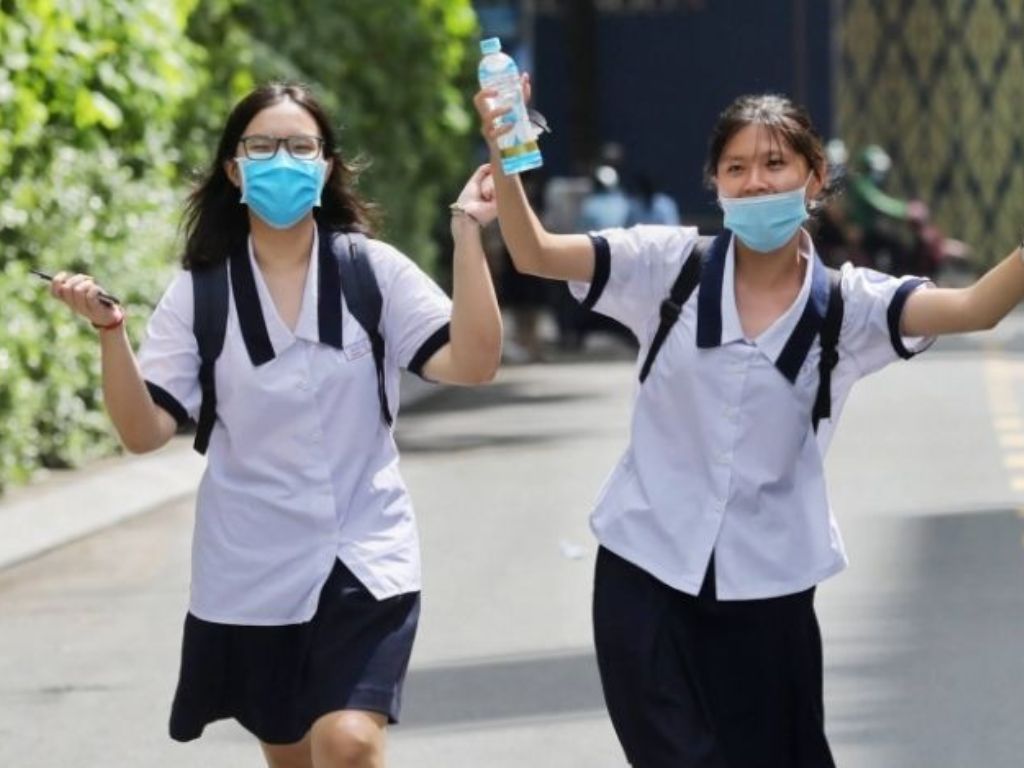 Chiều dài váy cần đảm bảo kín đáo khi mặc