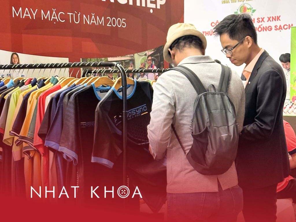 Nhất Khoa tư vấn nhiệt tình giúp bạn chọn được vải phù hợp