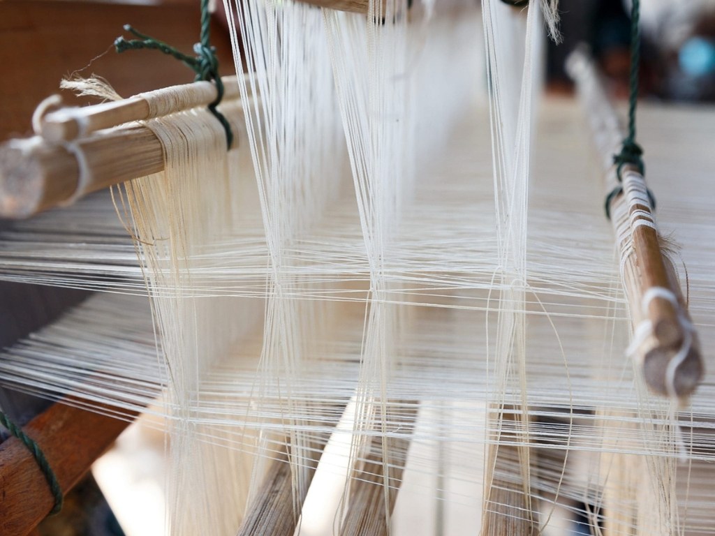 Sợi tơ tằm là yếu tố đẩy giá vải cotton lụa lên cao