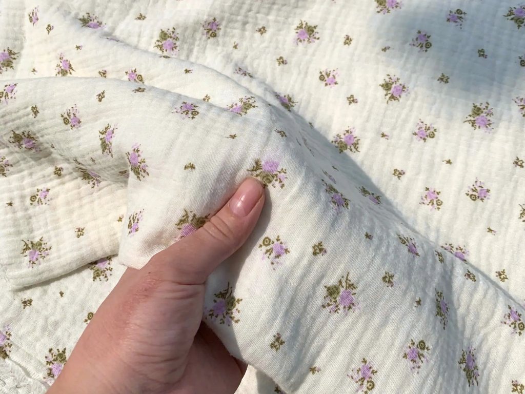 Bạn nên chọn vải cotton hoa nhí sẽ dễ mặc và phù hợp với nhiều dáng người hơn