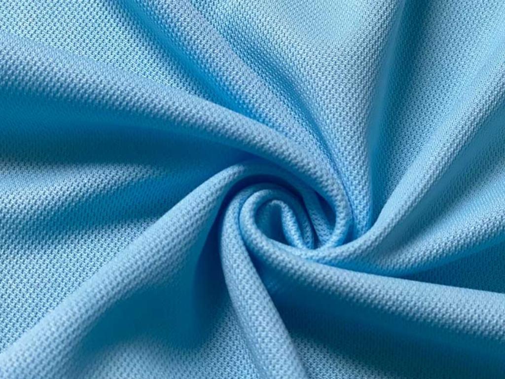 Vải mè cá sấu là sự kết hợp giữa kiểu dệt pique với hiệu ứng lỗ mè