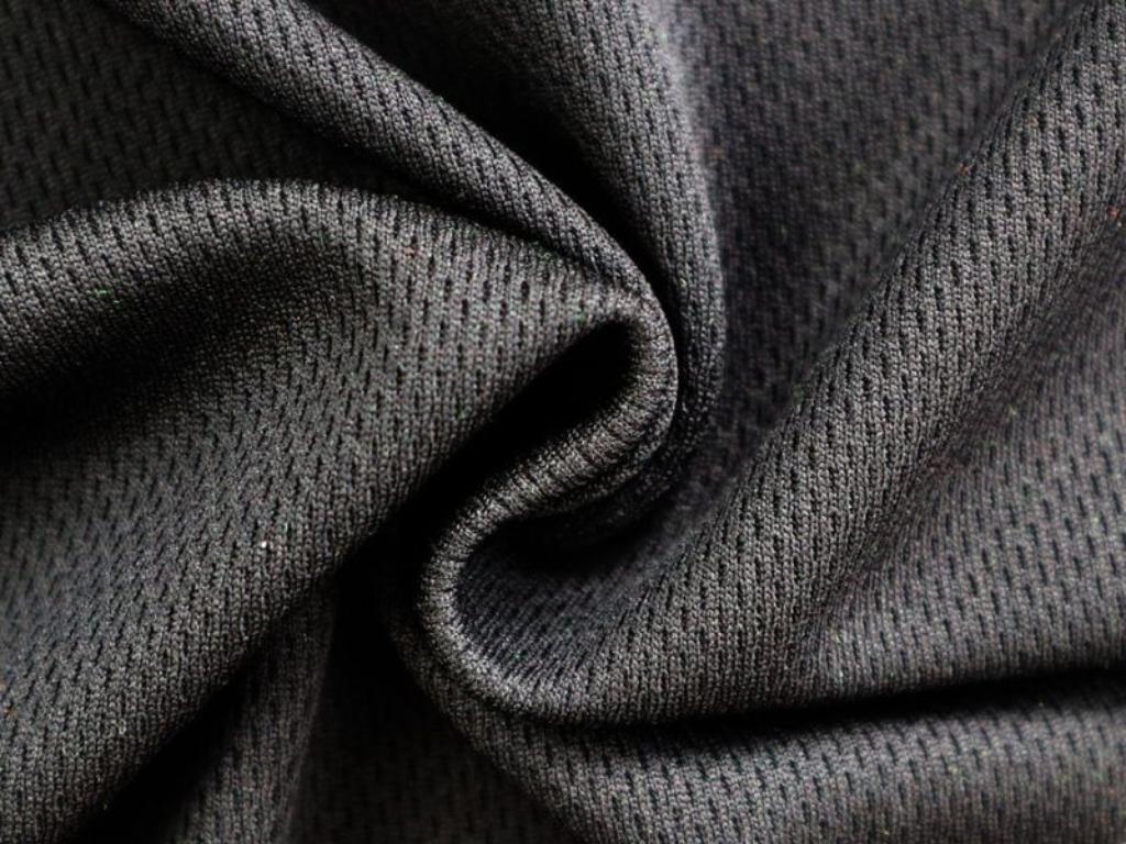 Bề mặt của vải mè có các lỗ nhỏ li ti tạo hiệu ứng thị giác giống như hạt mè đen