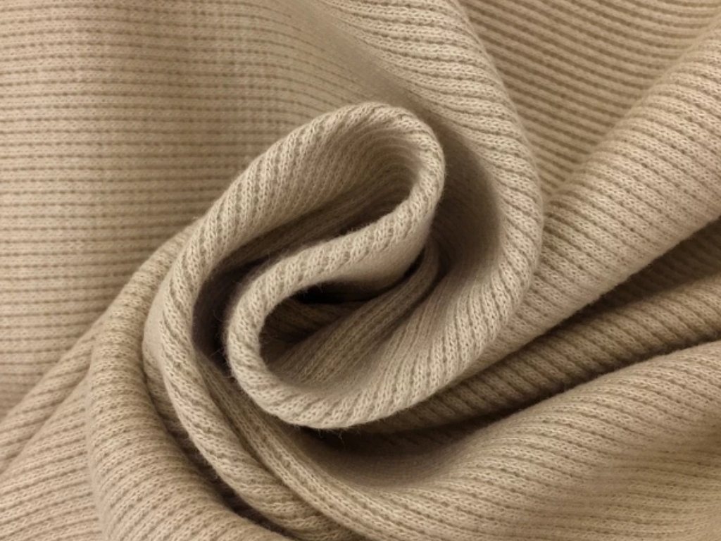 Vải Rib có các đường gân sọc nổi chạy dọc theo bề mặt vải