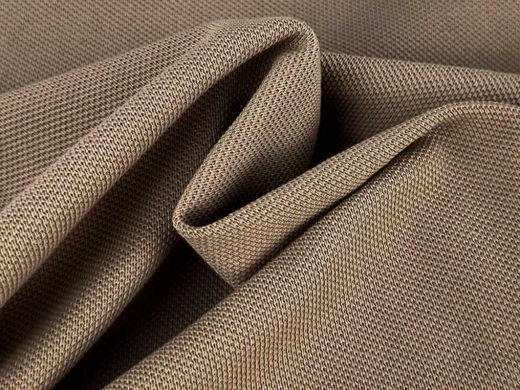 Chất vải pique dày dặn, cứng cáp giúp đồng phục đứng form tốt