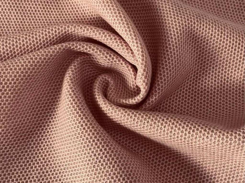 Vải cá sấu có cấu trúc dệt pique đặc trưng với các mắt dệt to và nổi lên