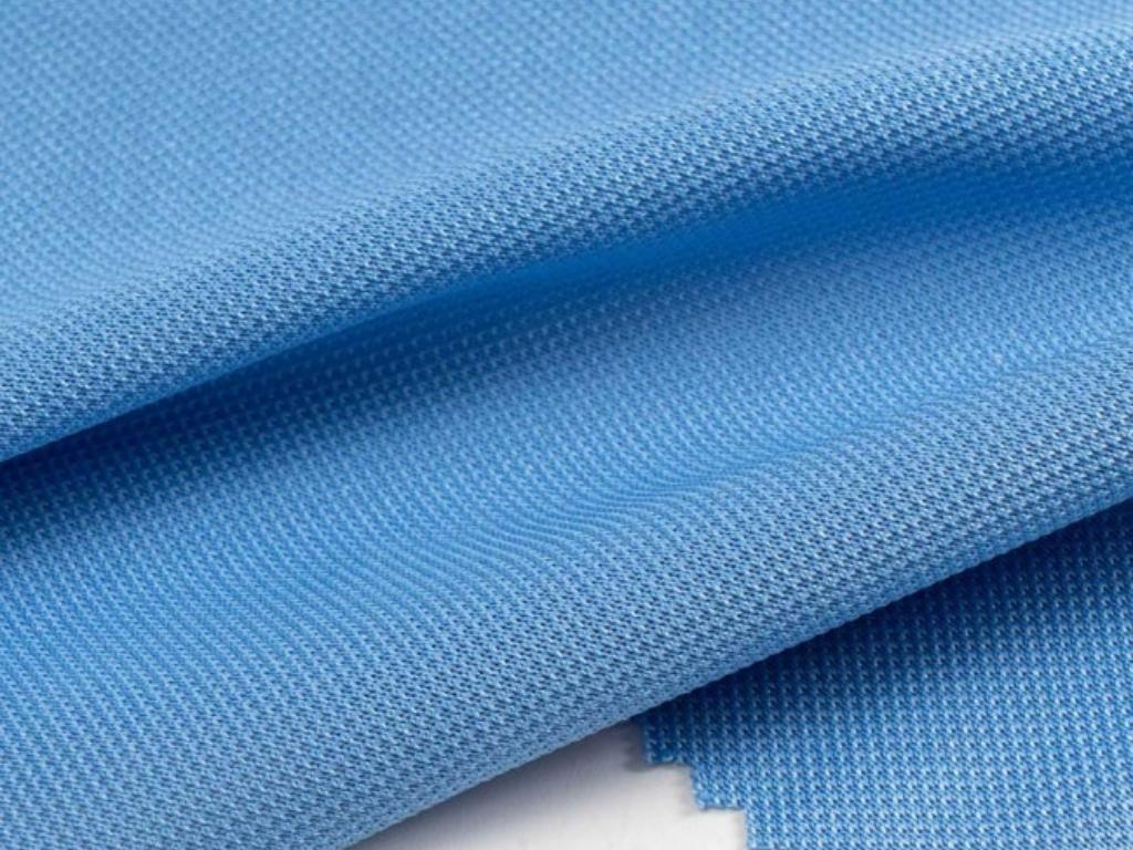 Bạn nên chọn vải gam màu sáng để phản xạ nhiệt tốt hơn, giảm cảm giác nóng bức