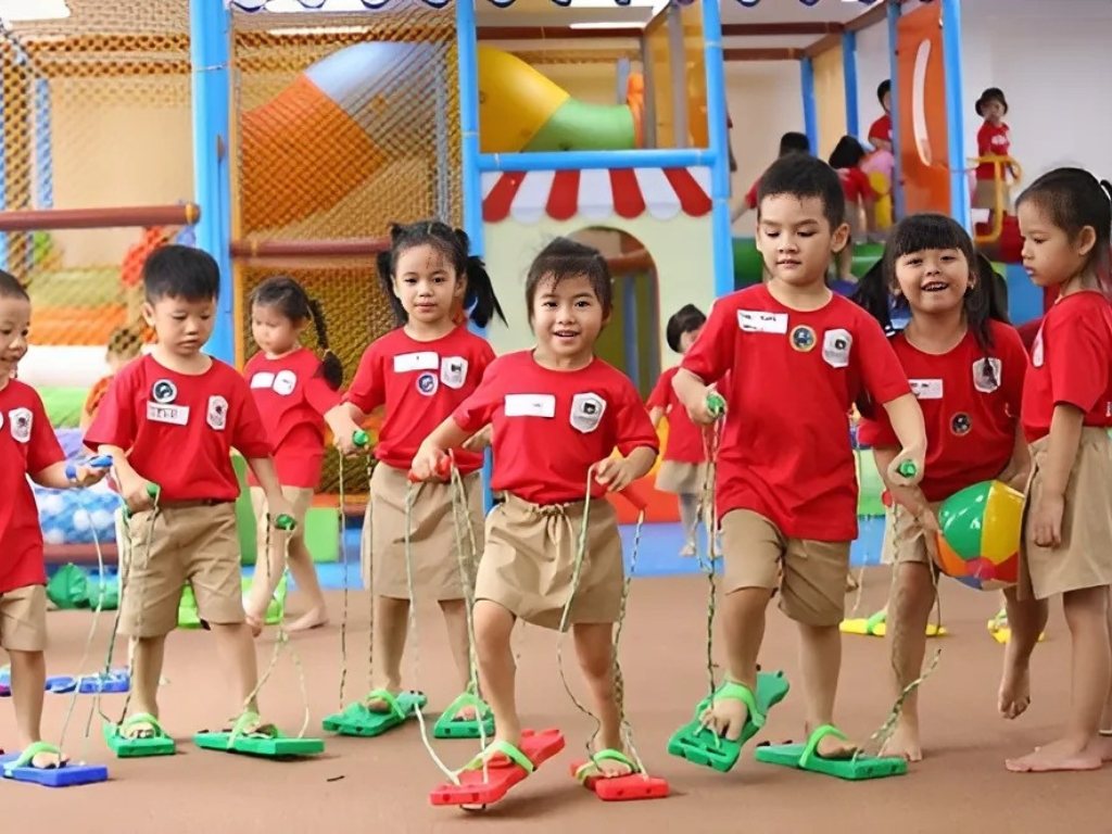 Màu áo đỏ đô thể hiện năng lượng và nhiệt huyết