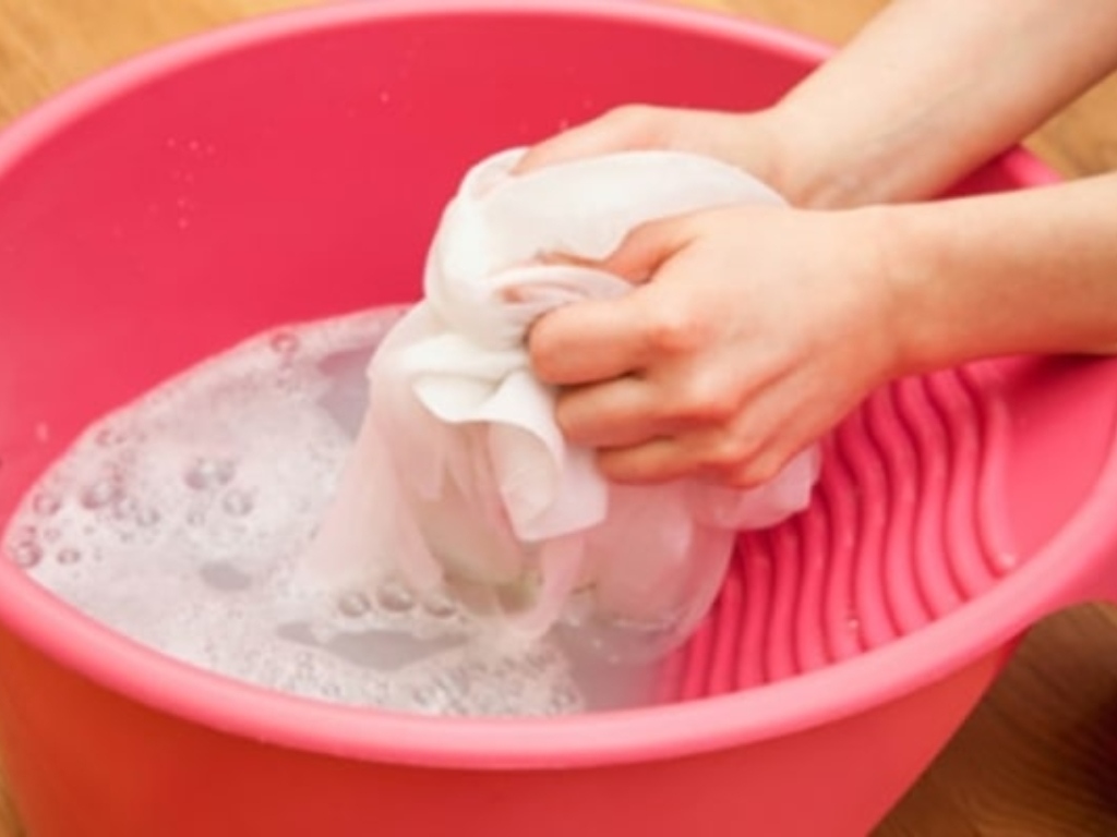 Bạn nên giặt tay bạn nước lạnh để giữ cho họa tiết in áo dài đồng phục được bền đẹp