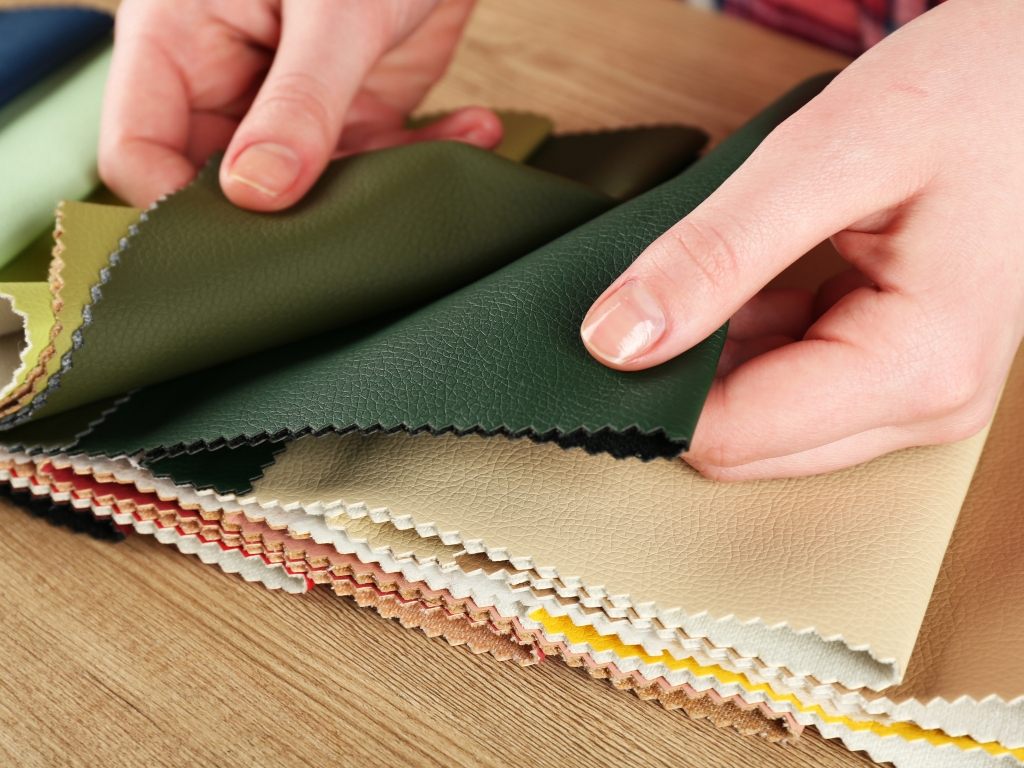 Bạn cần phải kiểm tra mẫu vải thực tế khi in áo đồng phục lớp hà nội