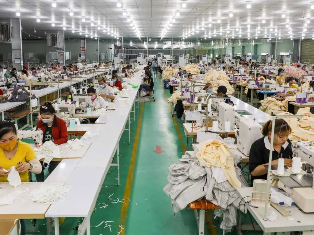 Năng lực sản xuất của xưởng áo khoác phụ thuộc vào số lượng chuyền may