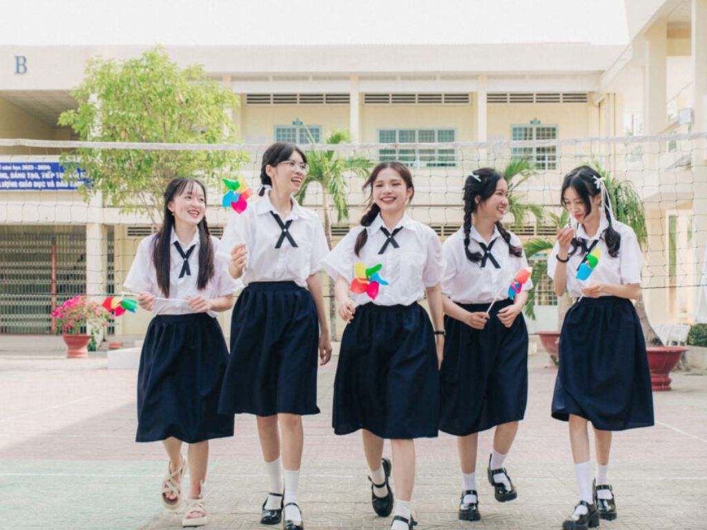 Bạn nên thiết kế các mẫu váy đồng phục học sinh theo quy định trường
