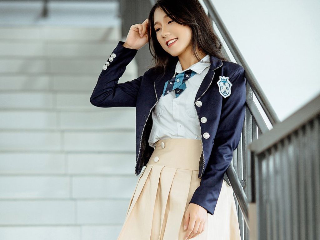 Sử dụng nút khóa để tạo điểm nhấn cho các mẫu váy đồng phục học sinh