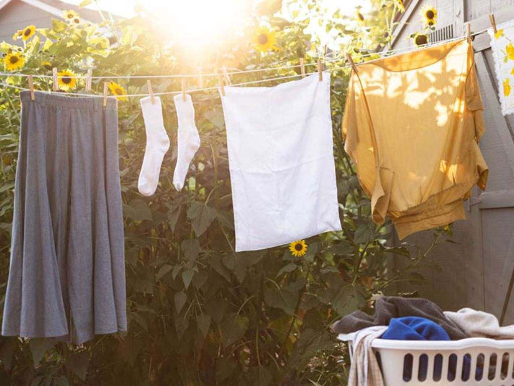 Bạn nên dùng kẹp để cố định chân váy đồng phục học sinh