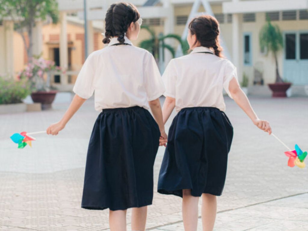Chân váy đồng phục học sinh thường được phối với áo sơ mi trắng