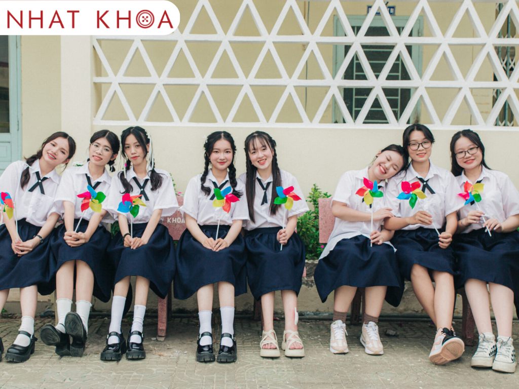 Xu hướng hiện đại được phối từ áo sơ mi và chân váy