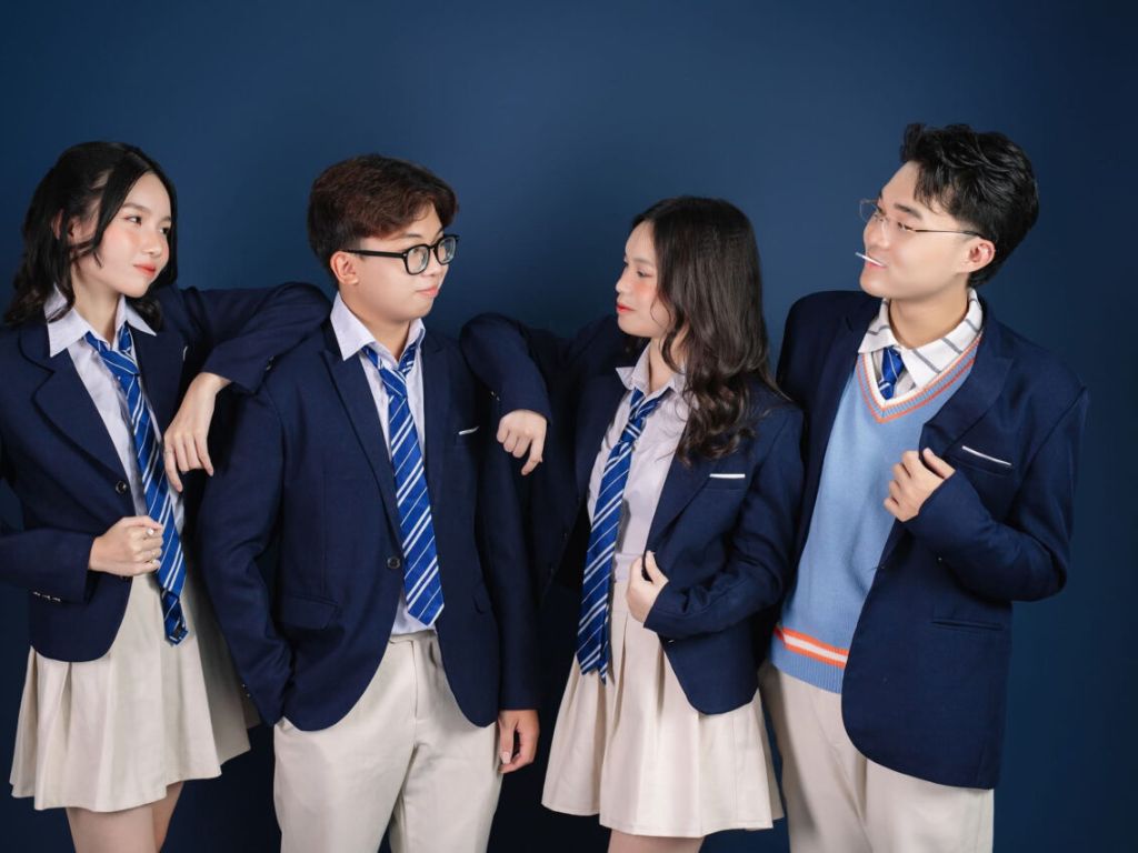 Tóc gọn gàng cũng giúp bạn đẹp hơn khi mặc đồng phục