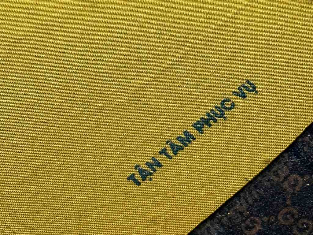 Nếu thiết kế đơn giản và ít màu sắc thì bạn nên chọn kỹ thuật in lụa
