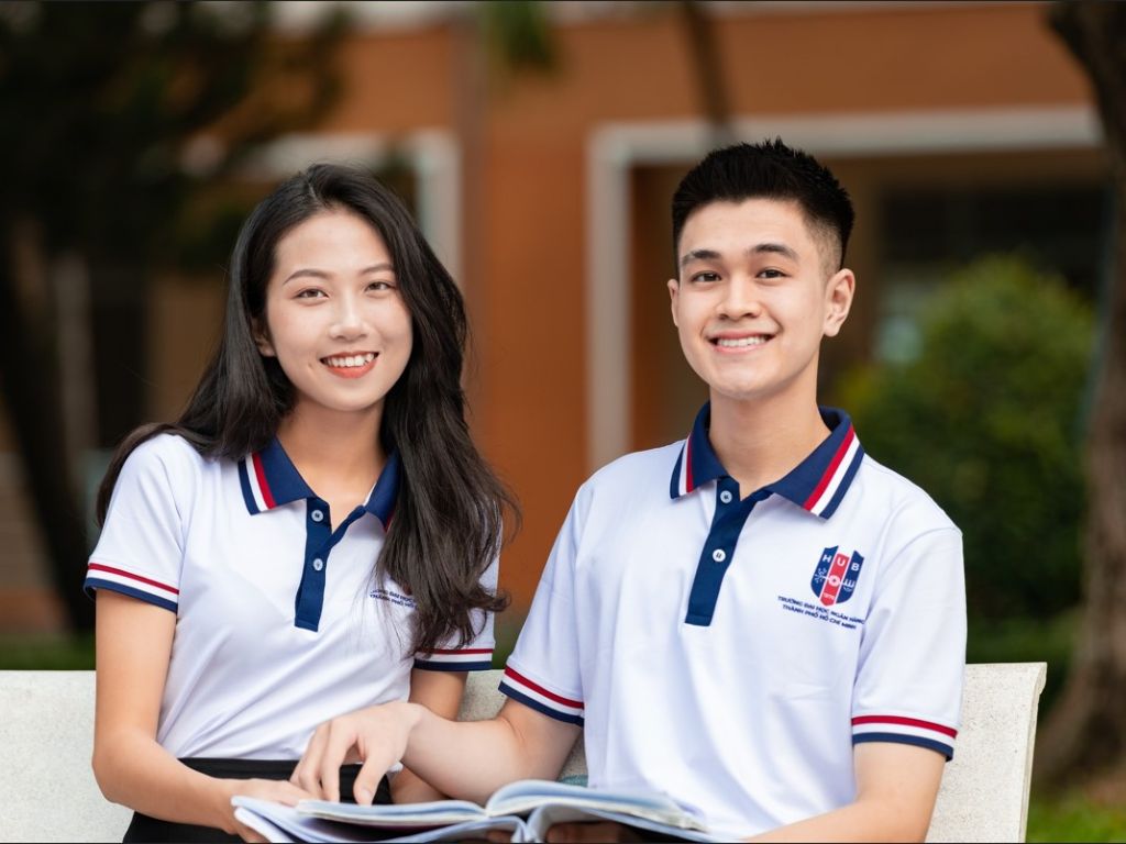 Sinh viên cùng mặc đồng phục xây dựng hình ảnh môi trường giáo dục 