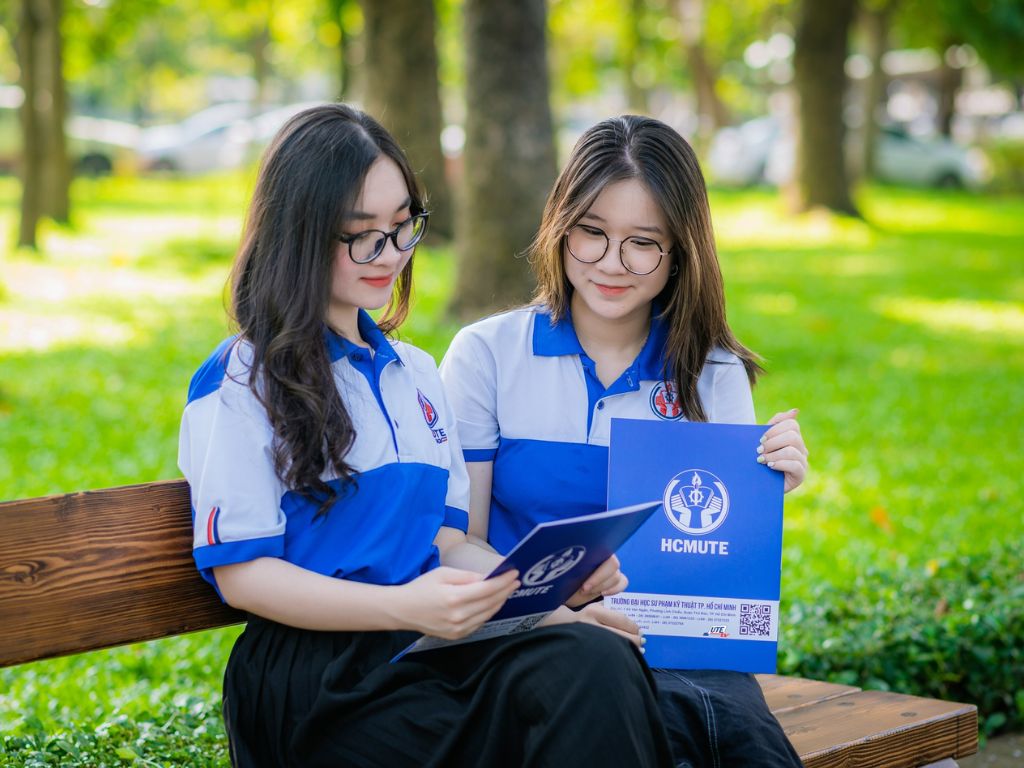 Loại đồng phục trường đại học này thể hiện sự trang trọng