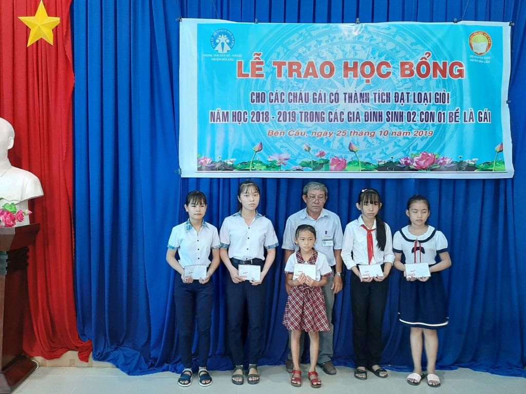 Bạn nên chọn đồng phục vừa vặn với trẻ