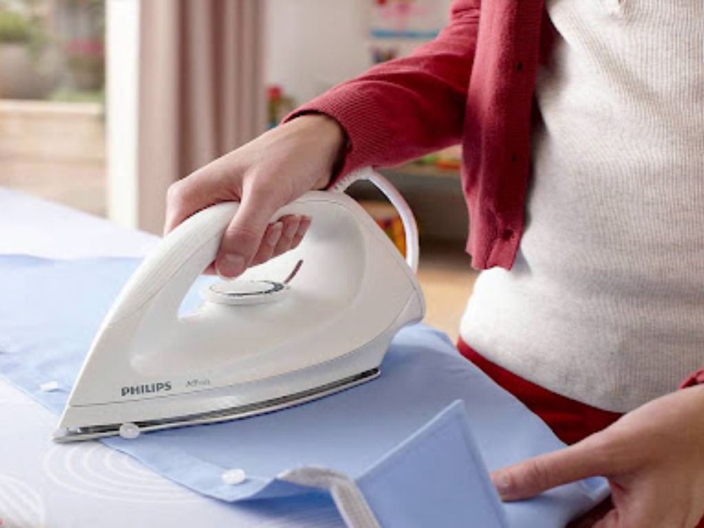Bạn hãy ủi quần áo trước khi mặc