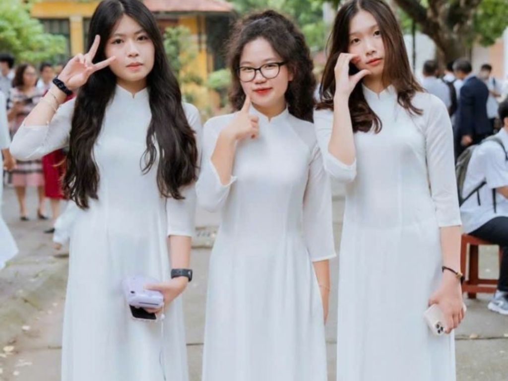 Cách mặc đồng phục học sinh nữ đẹp còn phụ thuộc vào độ kín đáo của áo dài