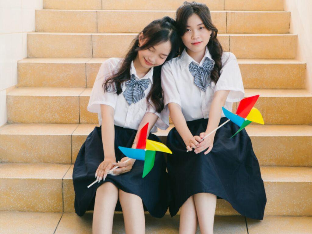 Bạn có thể thêm nơ trên cổ để tạo điểm nhấn và trông đẹp hơn