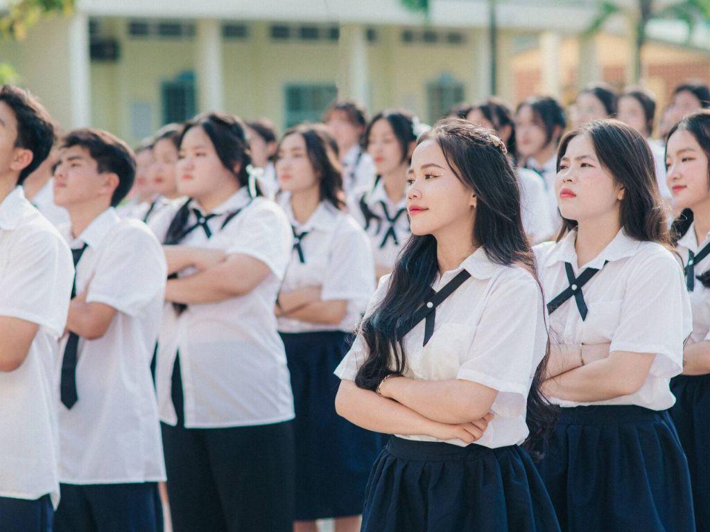 Nơ ở cổ là cách mặc đồng phục học sinh đẹp cho nữ và tạo điểm nhấn