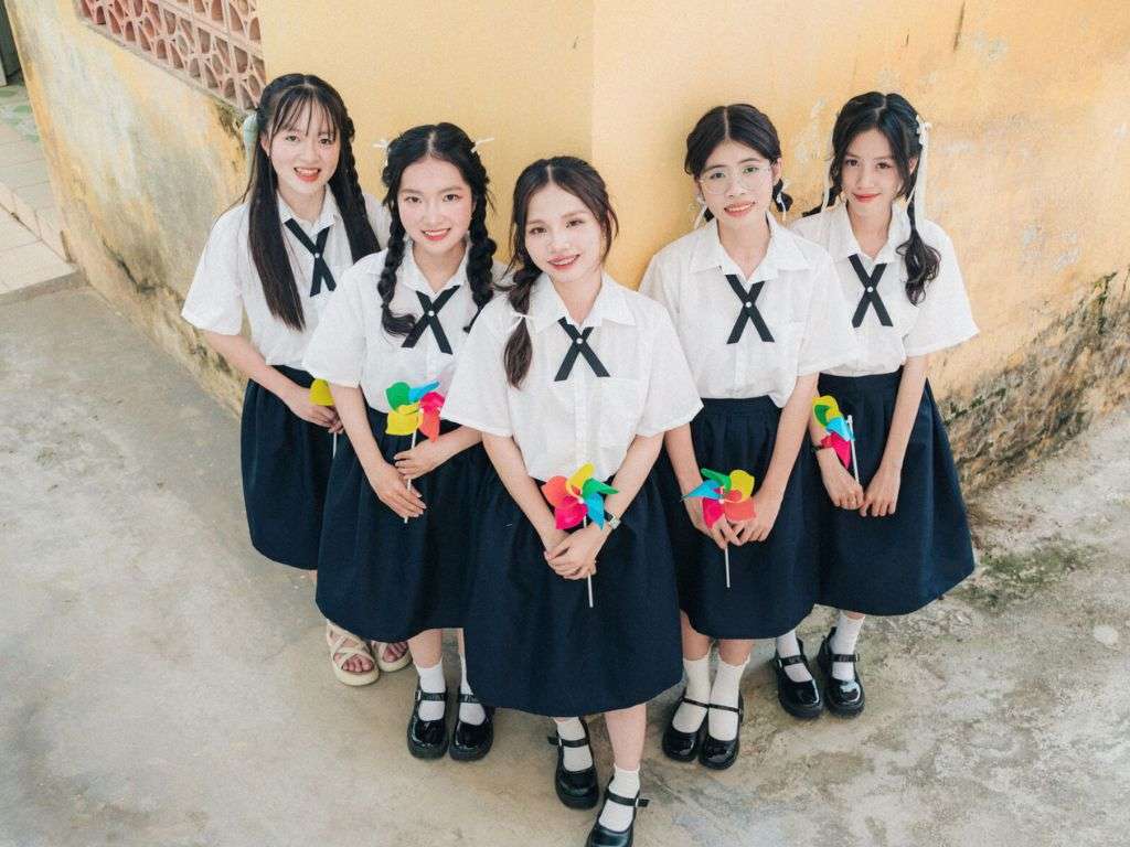 Bạn nên mặc váy có chiều dài qua gối