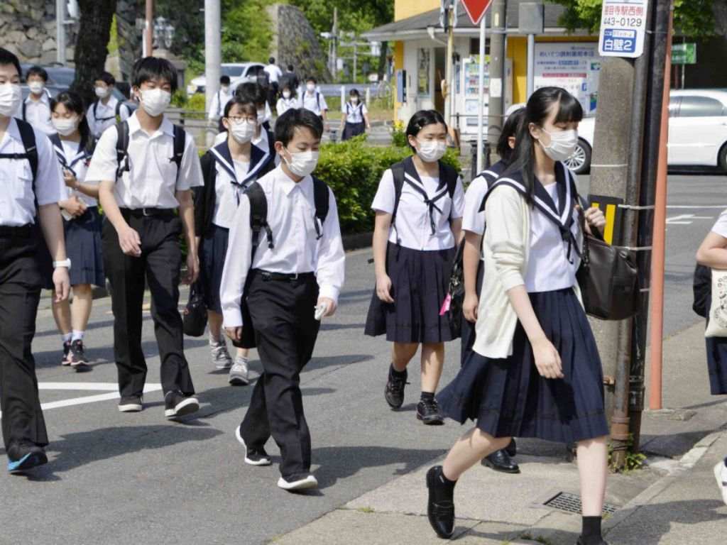 Các họa tiết caro, kẻ sọc được biến tấu ở cổ áo của đông phục