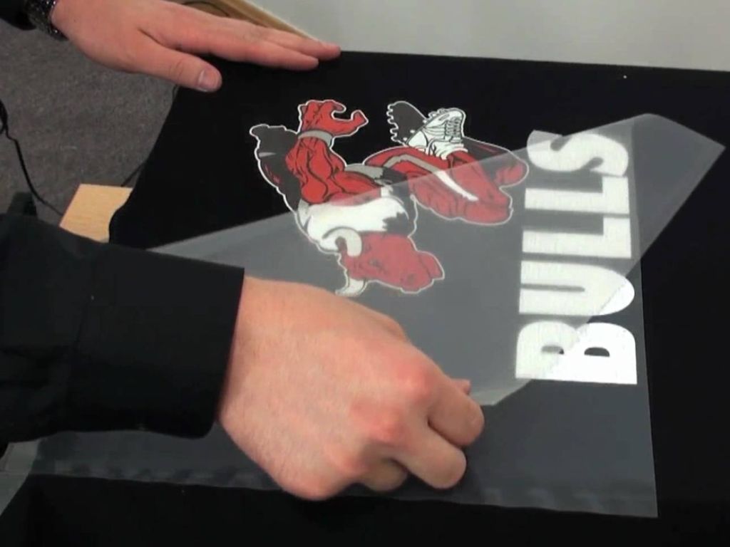 In decal sẽ phù hợp hơn khi thiết kế có nhiều màu sắc