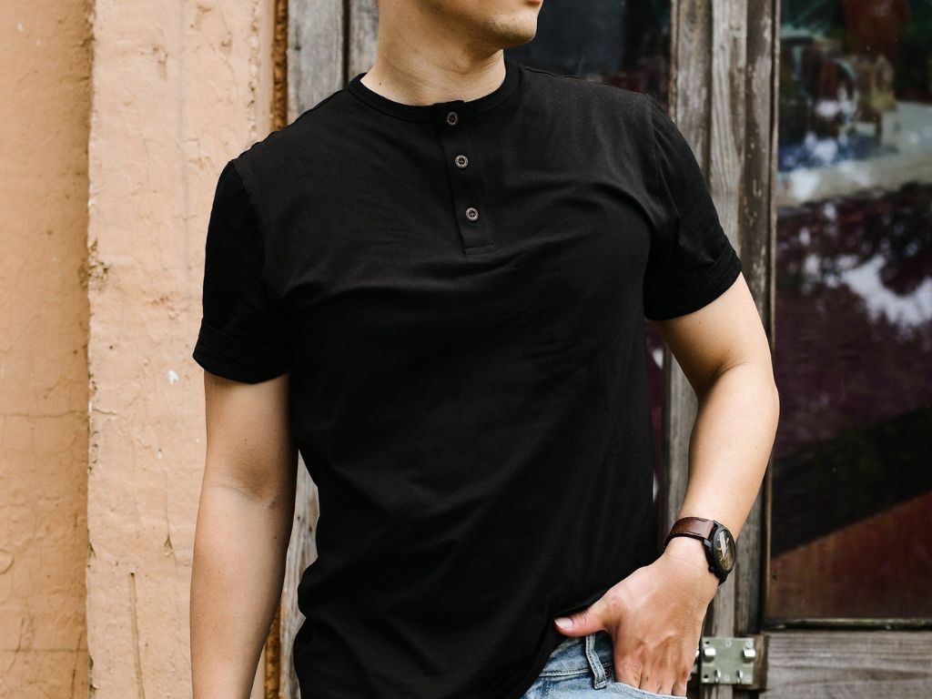 Các kiểu áo thun nam Henley có nét tương đồng với áo cổ tròn